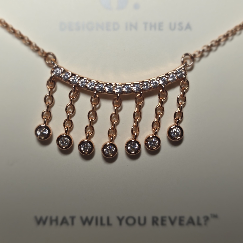 Elegant Gold Necklace with Sparkling Accents